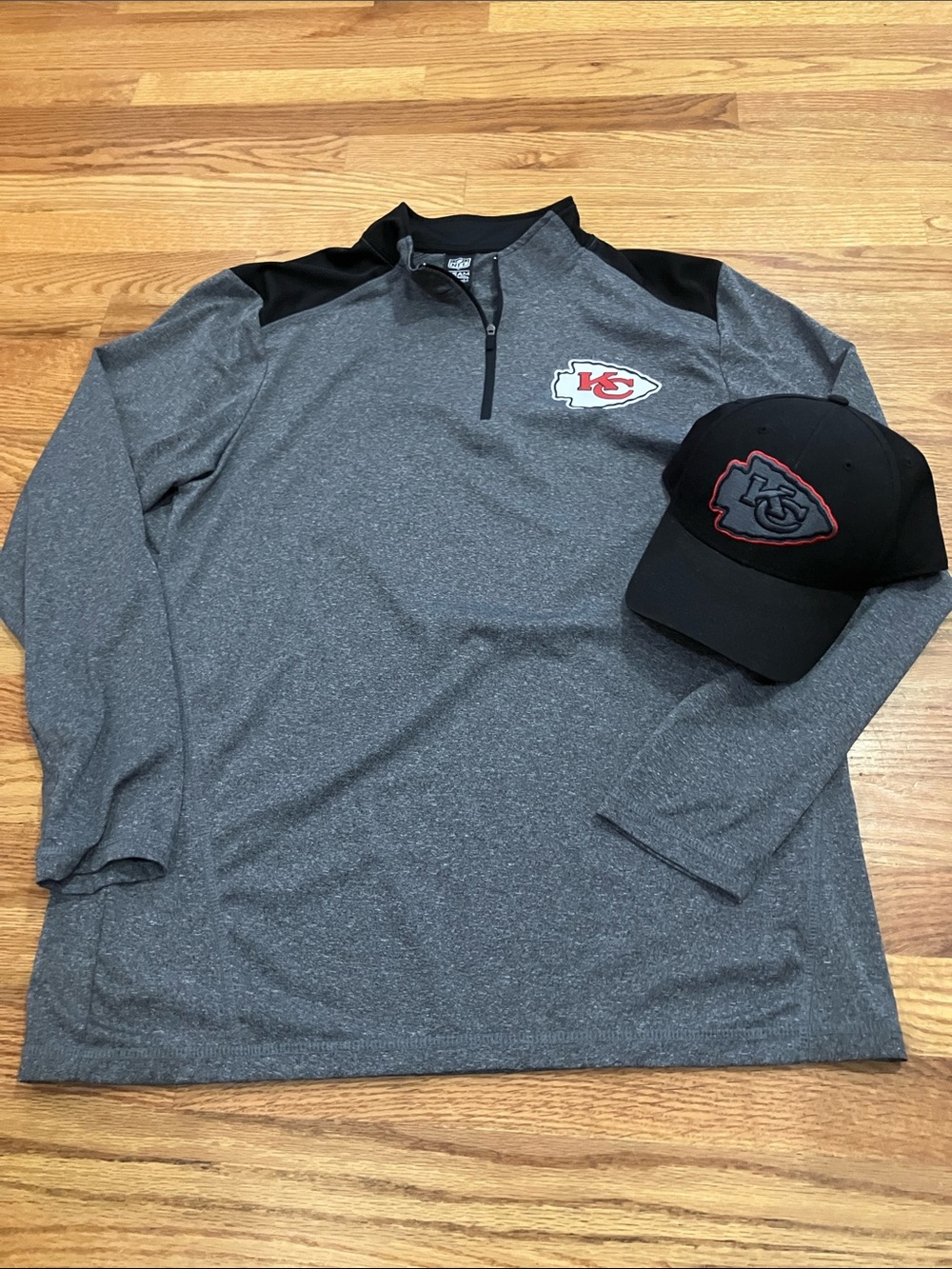 Kansas City Chiefs Men’s Gray Long Sleeve 1/4 Zip Pullover Sz L with OS Cap EUC